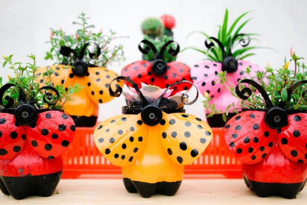 How to Make Lady Bug Flower Pots From Plastic Bottles