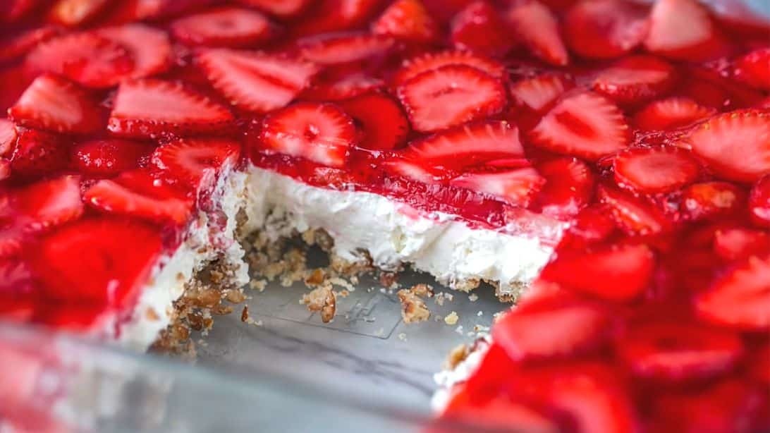 Easy Strawberry Pretzel Salad Recipe | DIY Joy Projects and Crafts Ideas