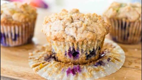 Blueberry Muffins with Crumb Topping Recipe | DIY Joy Projects and Crafts Ideas