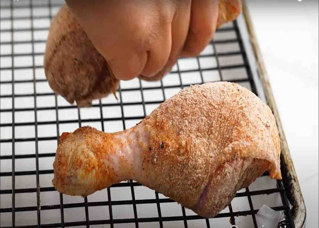 Placing the chicken drumsticks in the baking tray