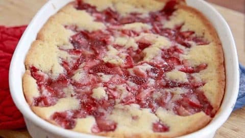 Fresh Strawberry Cobbler Recipe | DIY Joy Projects and Crafts Ideas