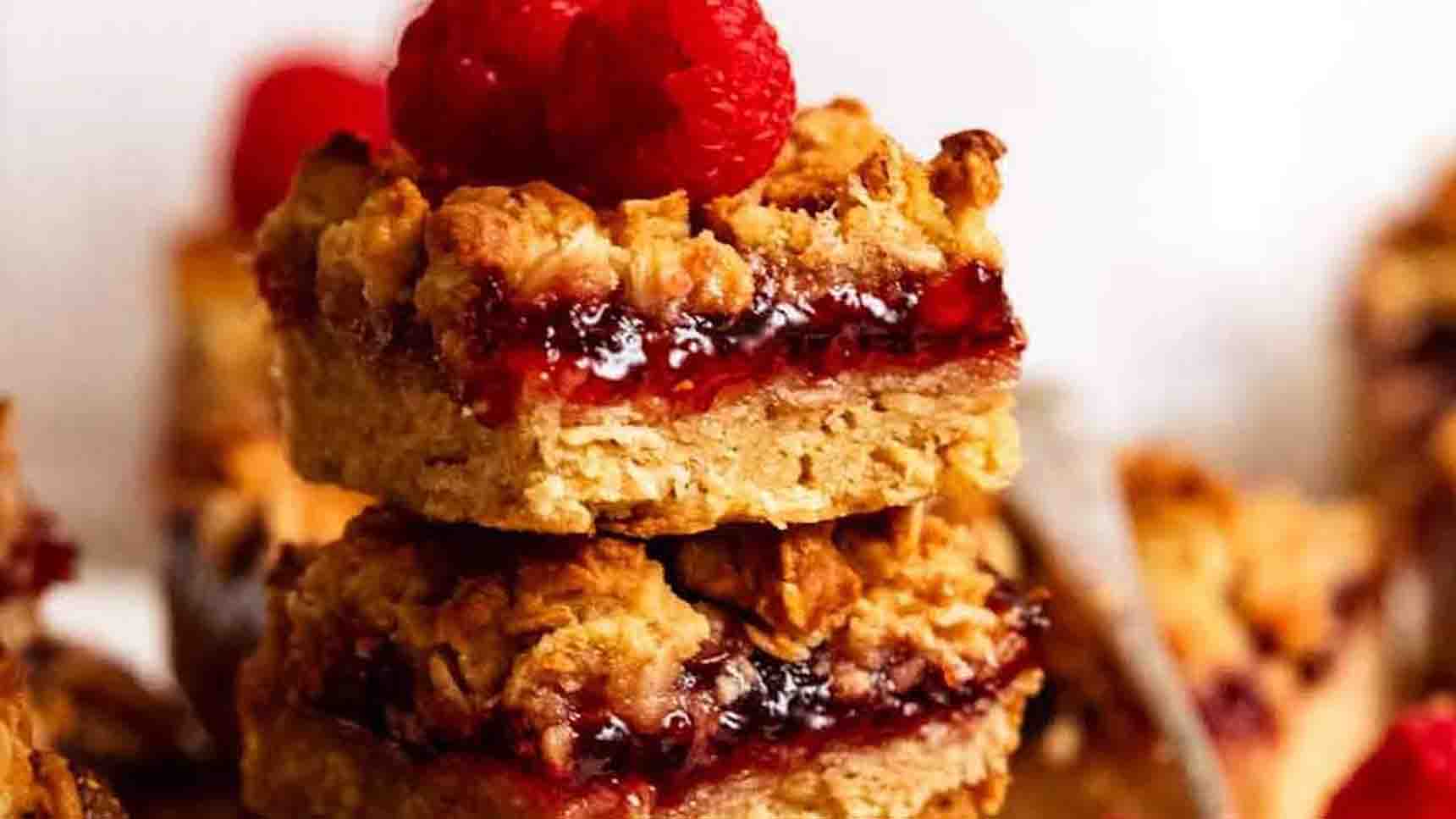 Raspberry Jam Oat Bars Recipe | DIY Joy Projects and Crafts Ideas