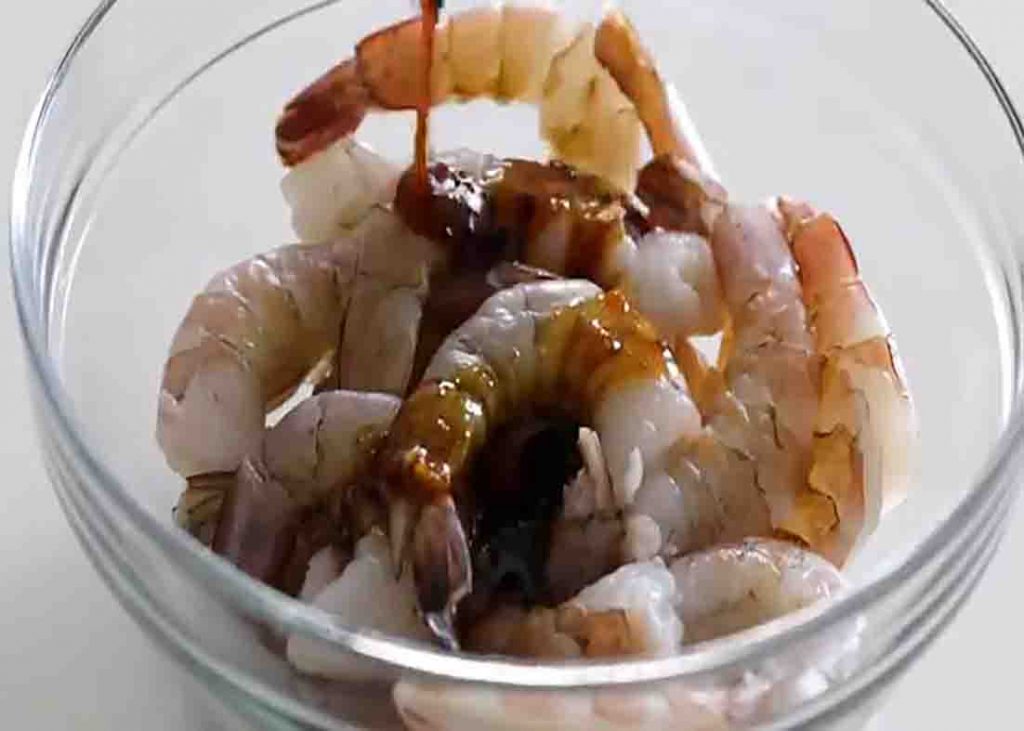 Marinating the shrimp into honey garlic sauce
