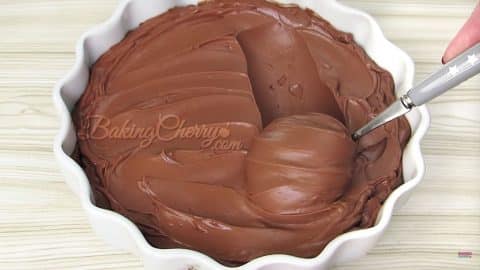 3-Ingredient Creamy and Smooth Chocolate Frosting | DIY Joy Projects and Crafts Ideas
