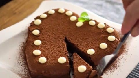 3-Ingredient No-Bake Chocolate Cake (No-Flour) | DIY Joy Projects and Crafts Ideas