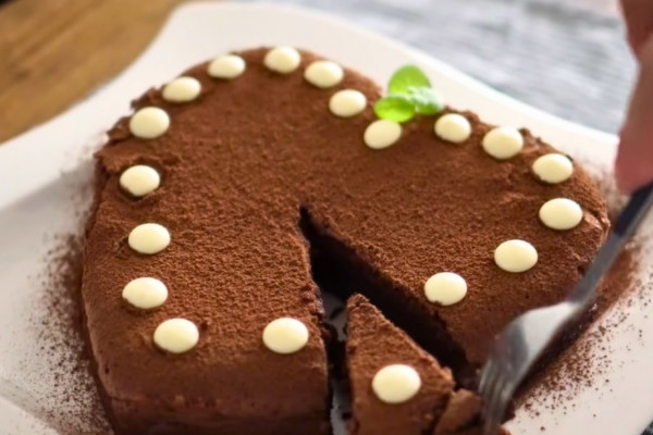 3-Ingredient No-Bake Chocolate Cake (No-Flour)