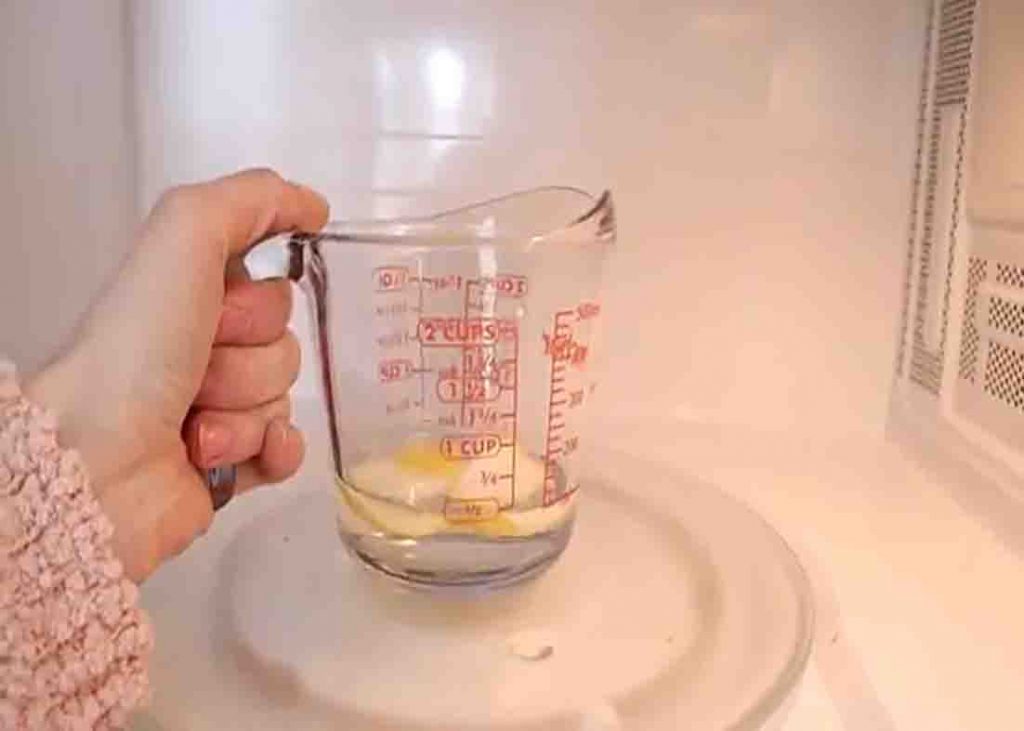 Cleaning the microwave with vinegar and lemon peel
