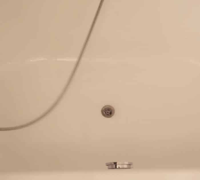 How To Clean Your Bathtub With Shaving Foam 