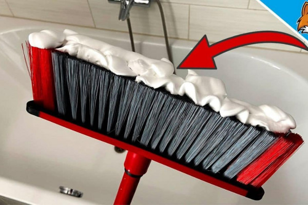 How to Clean Your Bathtub with Shaving Foam