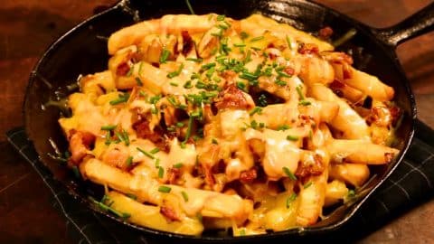 How to Make Cheesy & Loaded Skillet Fries | DIY Joy Projects and Crafts Ideas