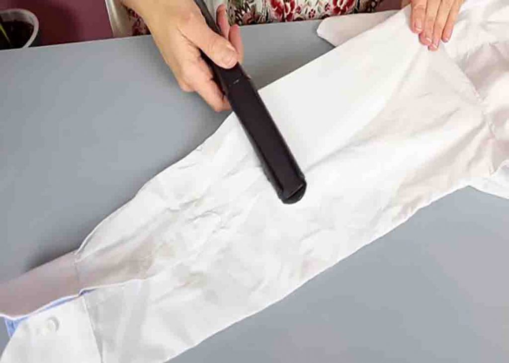 De-wrinkling clothes with a hair straightener