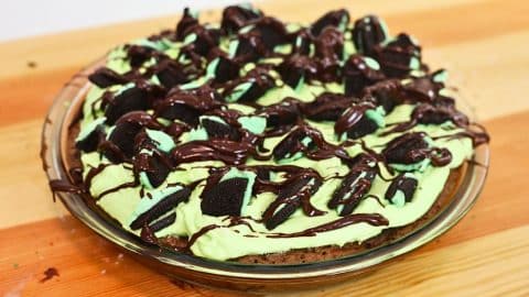 Easy-to-Make Mint Oreo Dessert Pizza | DIY Joy Projects and Crafts Ideas