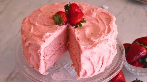 Melt-In-Your-Mouth Strawberry Cake | DIY Joy Projects and Crafts Ideas