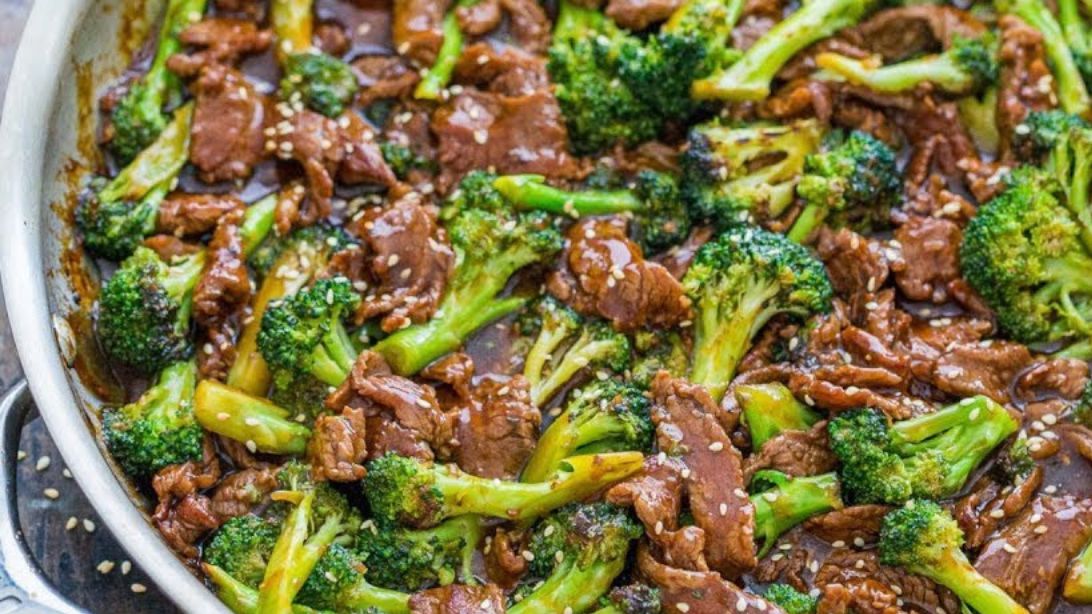 One-Pan Beef and Broccoli Recipe With Stir Fry Sauce | DIY Joy Projects and Crafts Ideas