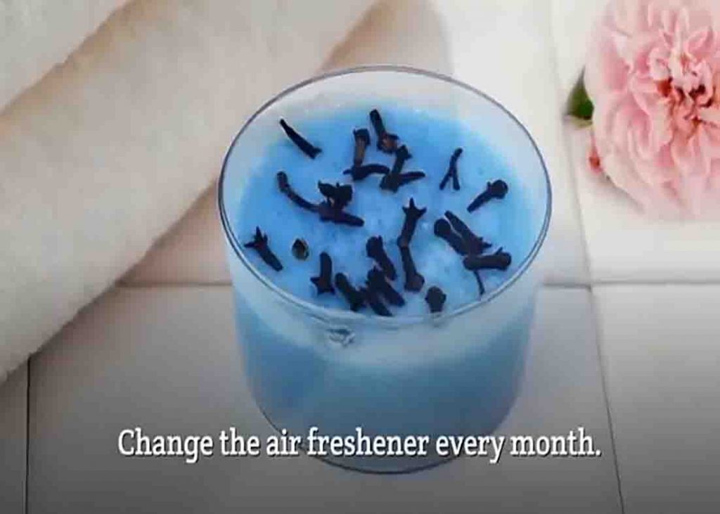 Putting the DIY air freshener to the closet