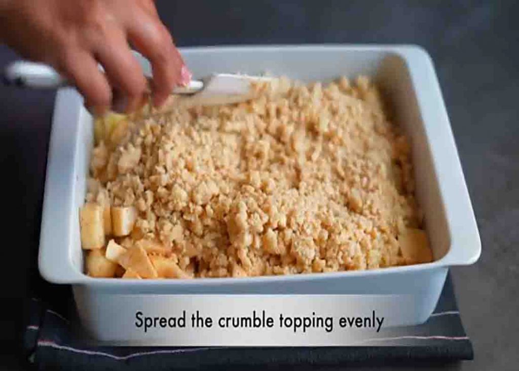 Assembling the apple crumble