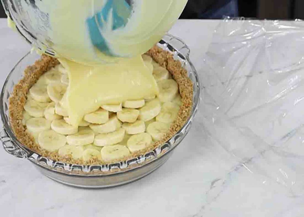 Assembling the banana cream pie