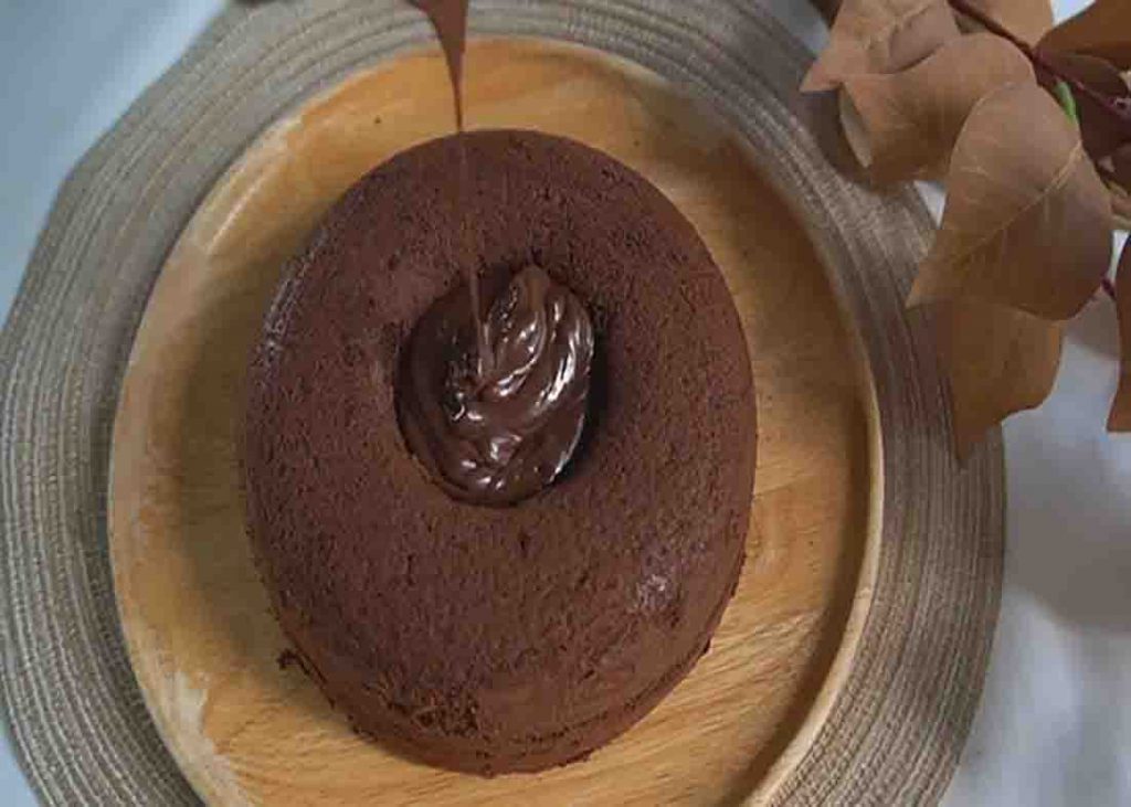 Assembling the molten chocolate cake