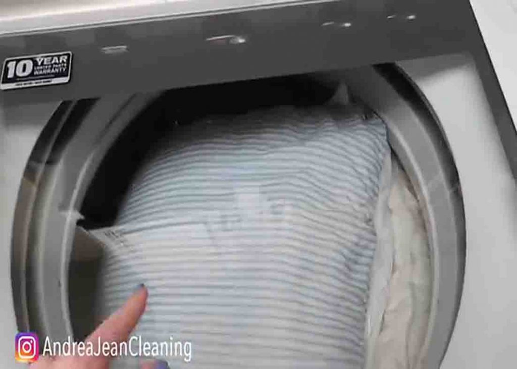 Washing the yellowed pillows in the washing machine
