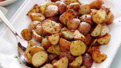 5-Star Garlic Roasted Potatoes Recipe | DIY Joy Projects and Crafts Ideas