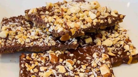 6-Ingredient Chocolate Almond Toffee Recipe | DIY Joy Projects and Crafts Ideas