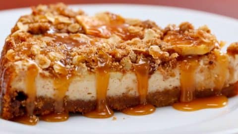 Easy Caramel Apple Crumble Cheesecake | DIY Joy Projects and Crafts Ideas