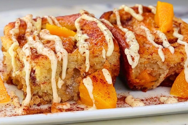 Easy & Fluffy Peach Cobbler Cinnamon Rolls Recipe
