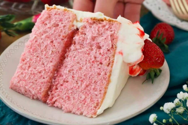 Moist and Flavorful Strawberry Cake Recipe