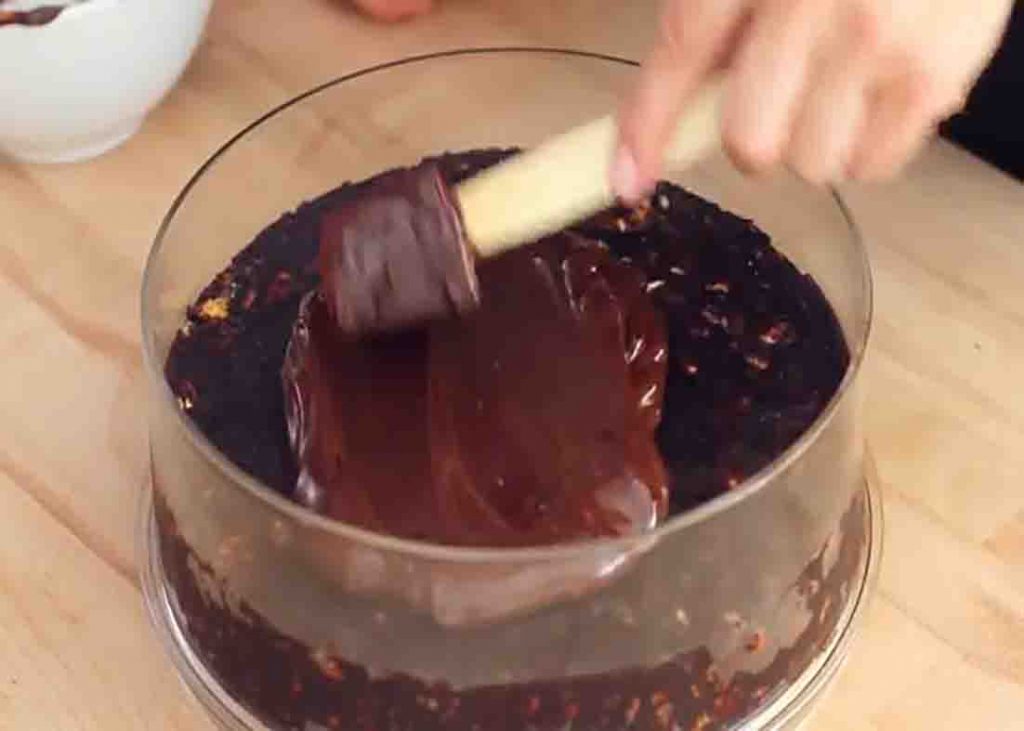 Assembling the no-bake chocolate biscuit cake