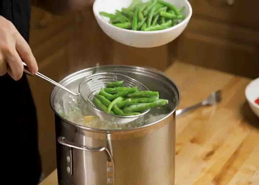 Cooking the green bean for the green bean salad recipe