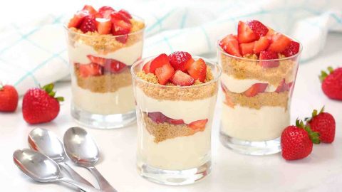 No-Bake Strawberry Cheesecake Parfaits Recipe | DIY Joy Projects and Crafts Ideas