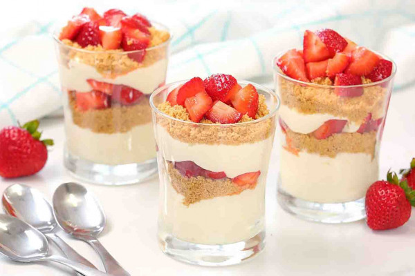 No-Bake Strawberry Cheesecake Parfaits Recipe