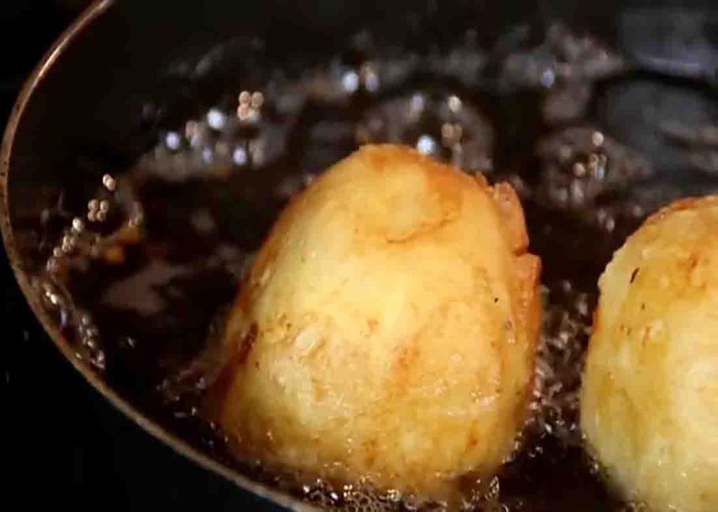 Frying the mashed potato bites