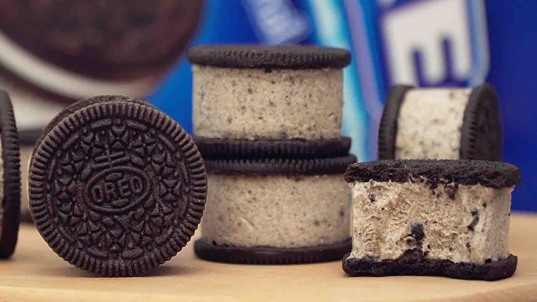 3-Ingredient Oreo Ice Cream Sandwich Recipe | DIY Joy Projects and Crafts Ideas