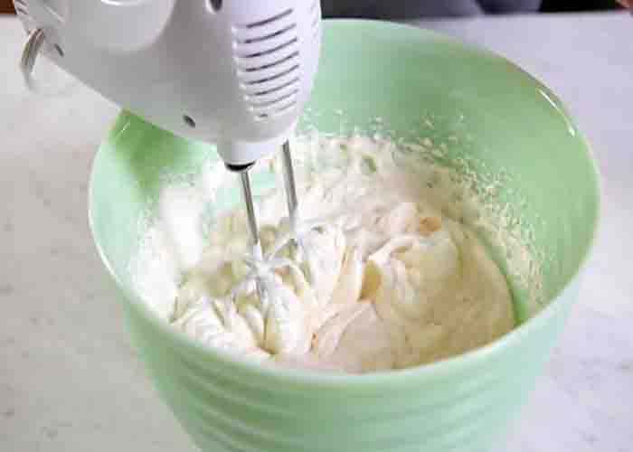 Monter la crème pour la recette du délice aux cerises