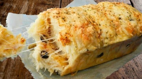 Cheese Olives Pull-Apart Bread Recipe | DIY Joy Projects and Crafts Ideas
