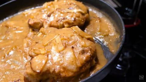 Smothered Pork Chops and Gravy | DIY Joy Projects and Crafts Ideas