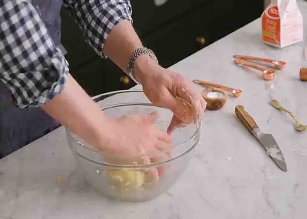 Making the dough for the lemon tart