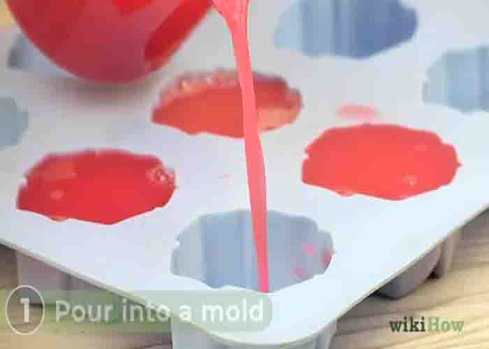 Molding the DIY jelly soap