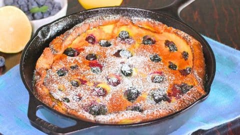 Easy Skillet Blueberry Dutch Baby Pancake Recipe | DIY Joy Projects and Crafts Ideas