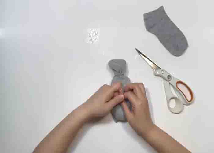 Shaping the head of the sock bear