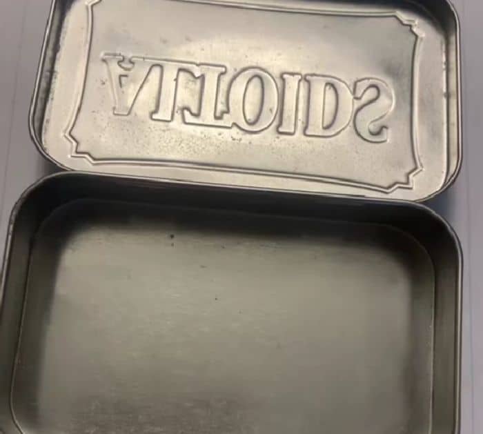 Old Altoids Tin Transformed Into DIY Wallet