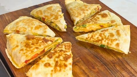 Quick Breakfast Quesadilla Omelet | DIY Joy Projects and Crafts Ideas