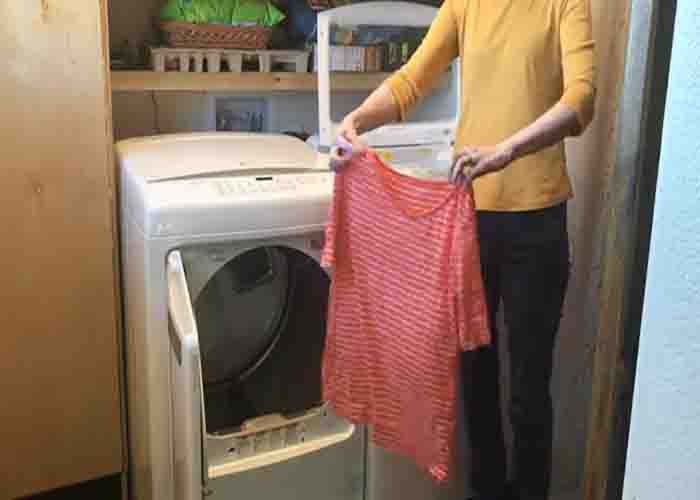 Shaking the clothes after washing them to avoid wrinkling