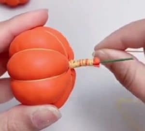 Easy DIY Balloon Pumpkin Tutorial   Easy To Make DIY Balloon Pumpkin 300x270 