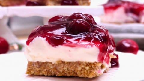 No-Bake Cherry Cheesecake Bars | DIY Joy Projects and Crafts Ideas