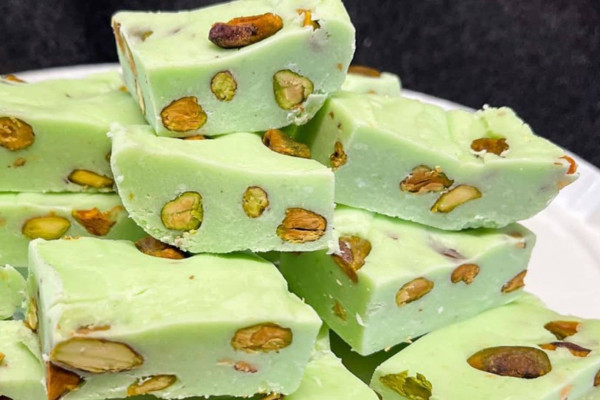 Smooth and Creamy Pistachio Fudge Recipe