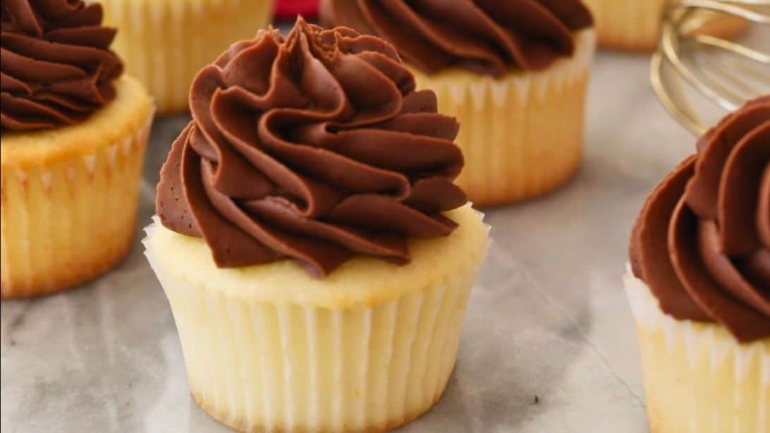 Chocolate Buttercream Frosting (7-Ingredient Recipe) | DIY Joy Projects and Crafts Ideas