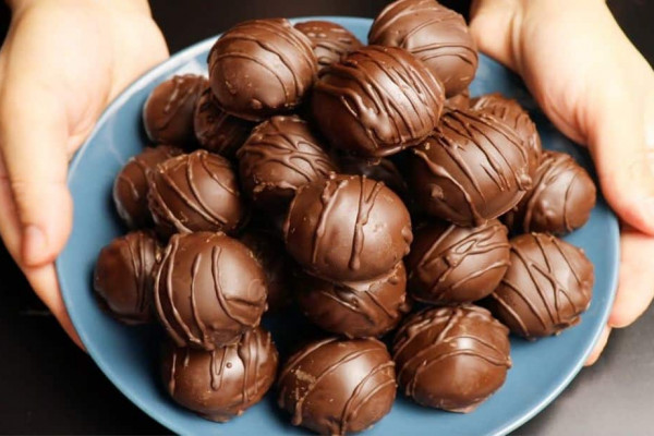 3-Ingredient Christmas Chocolate Balls