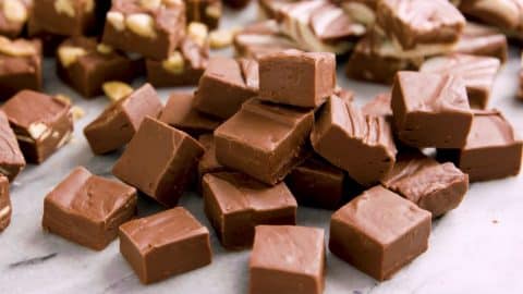 3-Ingredient Homemade Chocolate Fudge | DIY Joy Projects and Crafts Ideas